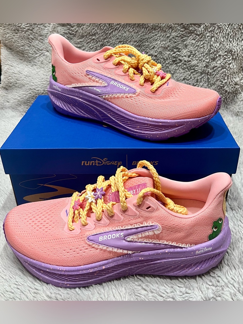 *NEW IN BOX* Brooks x runDisney Rapunzel Ghost 17 Running Sneaker Women’s 8.5 - Picture 6 of 16
